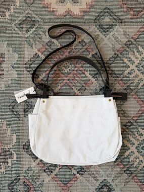 NWT Jack Gomme white/black tote with cool hardware